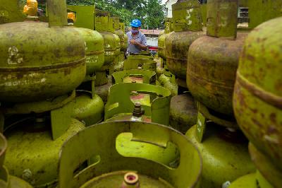 Pekerja menata tabung gas LPG 3 kilogram di salah satu agen gas di Jakarta, 26 Desember 2022. TEMPO/Tony Hartawan
