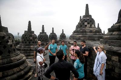 Pengunjung Candi Borobudur di Magelang, Jawa Tengah,7 Juni 2023. ANTARA/Mohammad Ayudha