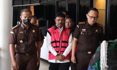 Jhonny G Plate mengenakan rompi tahanan saat keluar dari Gedung Bundar Jampidsus Kejagung, Jakarta, 17 Mei 2023. TEMPO/M Taufan Rengganis