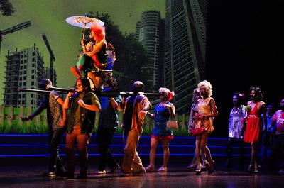 Pertunjukan teater Julini Tak Pernah Mati yang dikembangkan dari lakon Opera Kecoa karya N. Riantiarno di Taman Ismail Marzuki, Jakarta, 16 Juni 2023. TEMPO/Magang/Reyhan