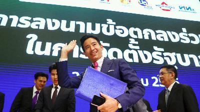 Pemimpin Partai Move Forward Pita Limjaroenrat usai penandatangan kerjasama koalisi, di Bangkok, Thailand 22 Mei 2023. REUTERS/Athit Perawongmetha