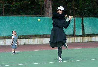 Seorang anggota komunitas Tennis Mom berlatih di lapang tenis Taman Saparua, Bandung, Jawa Barat, 16 Juni 2023. TEMPO/Prima Mulia