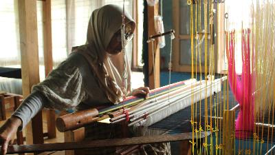 Perajin menenun kain songket di Pandai Sikek, Sumatra Barat. Tempo/Fachri Hamzah