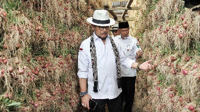 Menteri Pertanian Syahrul Yasin Limpo meninjau kawasan sentra bawang merah di Kabupaten Solok, Sumatera Barat, 14 Juni 2023. Antara/Muhammad Arif Pribadi