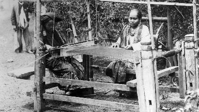 Perajin tenun songket Minang di Sumatra Barat, pada 1890. KITLV