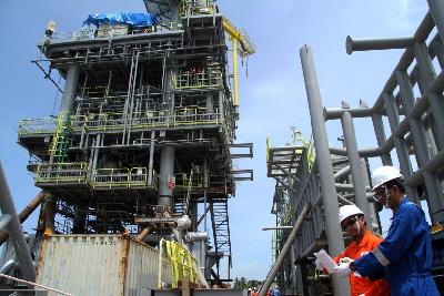 Pekerja melakukan pemeriksaan instalasi di area Anjungan YYA Pertamina Hulu Energi Offshore North West Java (PHE ONWJ) di Kutai Kartanegara, Kalimantan Timur, 2019. ANTARA/Risky Andrianto