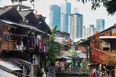Warga beraktivitas di pemukiman padat pinggiran kali kawasan Kebon Kacang, Jakarta, 30 Mei 2023. TEMPO/Tony Hartawan
