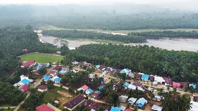 An expanse of oil palm plantations encroaches Air Merah village, Malin Deman subdistrict, Muko-Muko Regency, Bengkulu, June 3. 
Adatpedia Doc.

