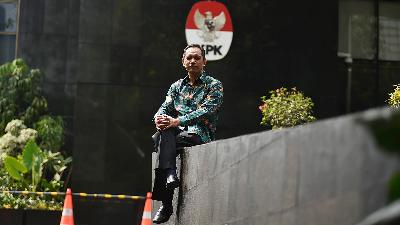 KPK Deputy Chairman Nurul Gufron takes a pose during in a photo session with Tempo magazine, at the KPK building in Jakarta, June 7. 
TEMPO/Imam Sukamto
