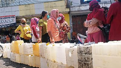 Residents queue to buy cooking oil at the Kliwon market, Temanggung, Central Java, April 4, 2022. ANTARA FOTO/Anis Efizudin/File Photo