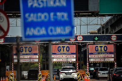 Kendaraan memasuki gerbang tol Cempaka Putih di Jakarta. TEMPO/Tony Hartawan