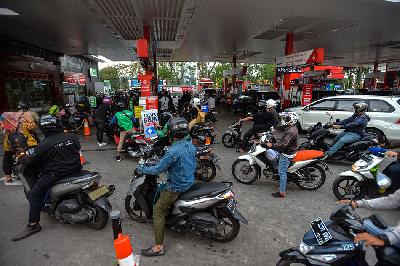 Pengendara sepeda motor antre mengisi BBM bersubsidi di SPBU MT Haryono, Jakarta. TEMPO/Tony Hartawan
