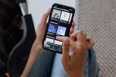 Ilustrasi pengguna mendengarkan lagu di aplikasi Spotify. PEXELS