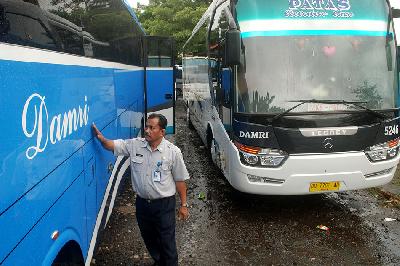 Petugas memeriksa bus Damri di Kantor Perum Damri, Makassar. Dok. TEMPO/Hariandi Hafid