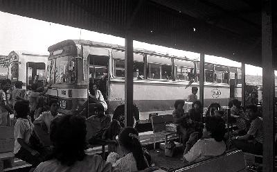 Calon penumpang menunggu bus di pool bus Damri, Kemayoran, Jakarta, 1985. Dok. TEMPO/Maman Samanhudi