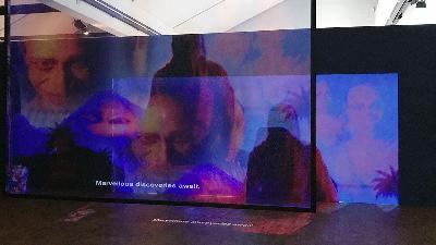Instalasi layar karta Natasha Tontey dalam pameran bertajuk Broken Machines and Wild Imaginings di  Akademie der Künste , Berlin, Jerman, Juni 2023. Nelden Djakababa