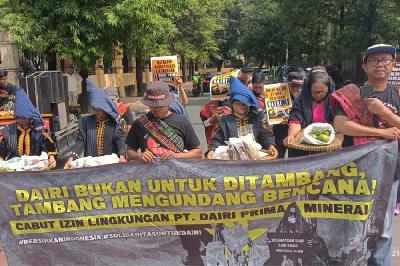 Warga Dairi melakukan aksi di depan PTUN Jakarta Utara, 21 Juni 2023. Tempo