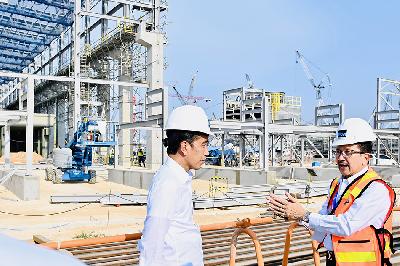 Presiden Jokowi Joko Widodo melakukan peninjauan proyek pembangunan pabrik smelter PT Freeport Indonesia, di Kabupaten Gresik, Jawa Timur, 20 Juni 2023. BPMI Setpres/Laily Rachev