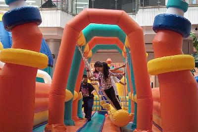 Wahana bermain anak di artium PIK Avenue, Jakarta, 21 Juni 2023. Tempo/Ilona Esterina