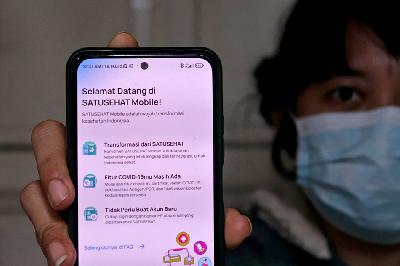 Warga membuka aplikasi Satu Sehat milik Kementerian Kesehatan di Jakarta, 22 Juni 2023. TEMPO/ Nita Dian
