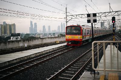 Kereta rel listrik (KRL) commuter line memasuki  Stasiun Manggarai di Jakarta, 1 Maret 2023. TEMPO/ Hilman Fathurrahman W