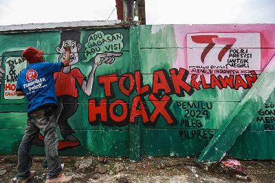 Mural terkait hoaks di Jalan Margonda Raya, Depok, Jawa Barat, 17 Juni 2023. ANTARA/Asprilla Dwi Adha