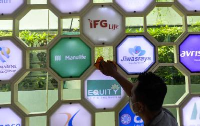 Logo IFG Life dan Jiwasraya di kantor Asosiasi Asuransi Jiwa Indonesia (AAJI), Jakarta, 2 Maret 2023. Tempo/Tony Hartawan
