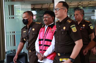 Menteri Komunikasi dan Informatika Johnny G Plate (tengah) berjalan menuju mobil tahanan usai menjalani pemeriksaan di Kejaksaan Agung (Kejagung), Jakarta, 17 Mei 2023. ANTARA/Reno Esnir