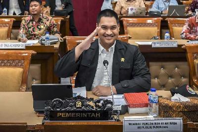 Menteri Pemuda dan Olahraga (Menpora) Dito Ariotedjo saat mengikuti rapat kerja bersama Komisi X DPR di Kompleks Parlemen, Senayan, Jakarta, 31 Mei 2023. ANTARA/Galih Pradipta