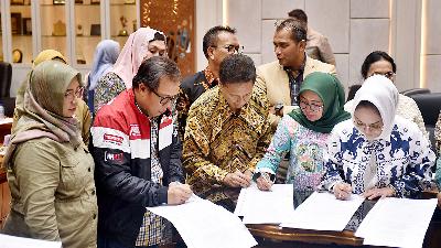 Menteri Kesehatan Budi Gunadi Sadikin (tengah) dan para anggota Komisi IX menandatangani berita acara pandangan mini fraksi atas RUU Kesehatan di kompleks Parlemen, Jakarta, 19 Juni 2023. Tempo/M Taufan Rengganis