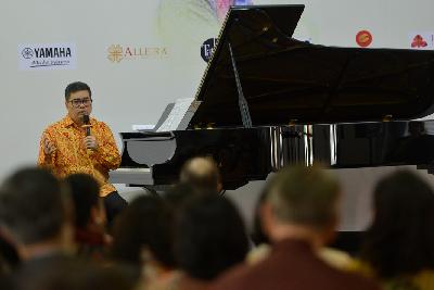Pianis Ananda Sukarlan saat gelaran orkestra bertajuk Dari Nusantara Untuk Hari Musik Dunia di Museum Kebangkitan Nasional, Jakarta, 20 Juni 2023. TEMPO/ Febri Angga Palguna