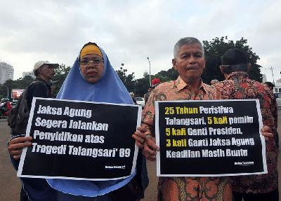Pasangan korban tragedi Talangsari Lampung, Azwarkaili dan Ismini melakukan aksi diam di depan Istana Merdeka, Jakarta, 6 Februari 2014. Dok. TEMPO/Dasril Roszandi
