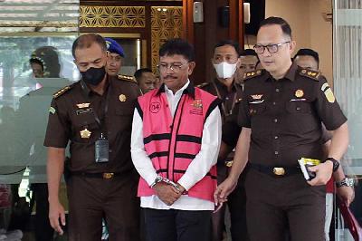 Jhonny G Plate (tengah) mengenakan rompi tahanan saat keluar dari Gedung Bundar Jampidsus Kejagung, Jakarta, 17 Mei 2023. TEMPO/M Taufan Rengganis