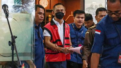 Muhammad Yusrizki (wearing the orange detainee vest) at the Attorney General’s Office, Jakarta, June 15.
Antara /Asprilla Dwi Adha
