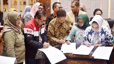 Health Minister Budi Gunadi Sadikin (center) and members of the DPR’s Commission IX sign the final opinion document of the factions at a working meeting with Commission IX to pass the Health Bill at the Parliament Complex in Senayan, Jakarta, June 19.
TEMPO/M Taufan Rengganis
