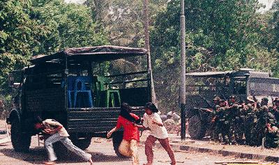 Tentara melepaskan tembakan ke arah pengunjuk rasa di Dewantara, Aceh Utara, 1999. Dok. Amnesty International Indonesia
