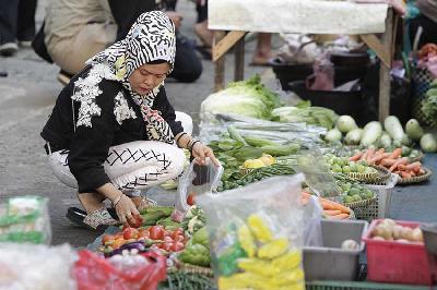 Suasana pembeli berbelanja sayuran di Pasar Pal Merah, Jakarta, 26 Juni 2023. TEMPO/Subekti