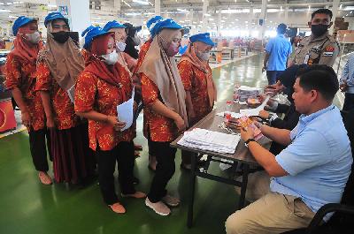 Buruh antre menerima bantuan Langsung Tunai (BLT) di salah satu pabrik rokok di Kudus, Jawa Tengah, 29 Juni 2023. ANTARA/Yusuf Nugroho
