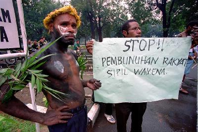 Aksi Pemuda Wamena menuntut agar pemerintah menarik Tentara Nasional Indonesia dari Papua di depan Kantor Kementerian Pertahanan, Jakarta, 2003. Dok Tempo/ Wahyu Setiawan