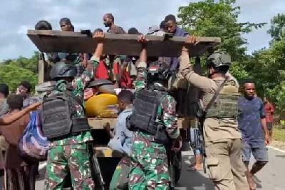 Aparat gabungan TNI-Polri dan Satgas Operasi Damai Cartenz 2023 melakukan pengamanan terhadap 162 warga yang kembali ke Kampung Nogolait, Kabupaten Nduga, Papua, 4 Juni 2023. Antara