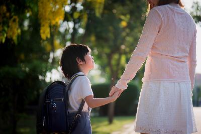 Ilustrasi anak dan ibu. Shutterstock