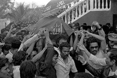 Pemakaman korban peristiwa Tanjung Priok di Masjid Al Araf, Tipar, Cakung, Jakarta Utara, September 1984. TEMPO/Bambang Harymurti