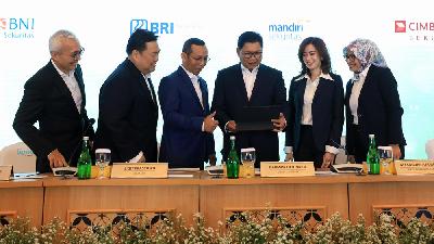 Direktur Utama Bank Mandiri Darmawan Junaidi (ketiga kanan) saat paparan publik terkait penawaran Green Bond I Bank Mandiri tahap I di Jakarta, 23 Mei 2023. Dok.Mandiri