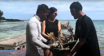 Kegiatan penanaman mangrove dan coral yang tersedia dalam paket wisata oleh The Yass Life di Kepulauan Seribu, Jakarta.. Dok. Yass Life