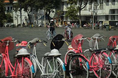 Deretan sepeda yang disewakan di kawasan Kota Tua, Jakarta, 30 Juni 2023.  TEMPO/M Taufan Rengganis