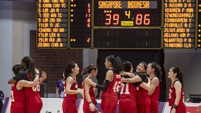 Tim basket putri Indonesia bergembira usai memenangkan pertandingan melawan tim basket Singapura di babak final Basket 5X5 putri SEA Games 2023 di  Phnom Penh, Kamboja, pada 14 Mei 2023/Antara/Muhammad Adimaja