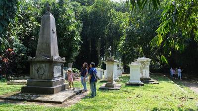 Pengunjung di kompleks pemakaman kolonial di Kebun Raya Bogor, 27 Juni 2023. Tempo/Ratih Purnama