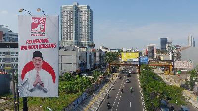 Baliho Kaesang Pangarep sebagai calon Walikota Depok terpasang di Jalan Margonda Raya, Kota Depok, pada 27 Juni 2023. Tempo/Subekti