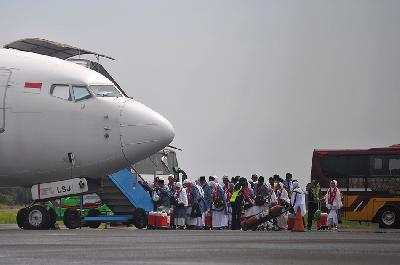Petugas membantu jamaah calon haji (JCH) kelompok terbang (kloter) sepuluh embarkasi Padang menaiki pesawat di Bandara Fatmawati-Soekarno, Kota Bengkulu, Provinsi Bengkulu, 14 Juni 2023. ANTARA/Muhammad Izfaldi