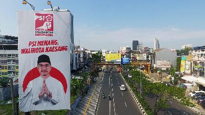 A huge poster of Kaesang Pangarep as a Depok mayoral candidate is put up on Jalan Margonda Raya, Tuesday, June 27, 2023. TEMPO/Subekti